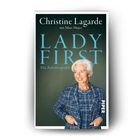 „Christine Lagarde mit Marc Hujer: LADY FIRST. Die Autobiografie.“ Eine elegante Frau in einem karierten Blazer.