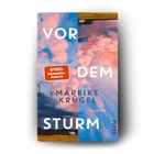 "VOR DEM STURM" von Mareike Krügel, ein Roman. Kunstvoller Hintergrund mit einem SPIEGEL Bestseller-Hinweis.