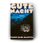 Buchtitel: "GUTE NACHT". Ein Auto fährt nachts durch einen beleuchteten Waldtunnel.