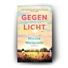 „GEGEN LICHT“ steht in großen Buchstaben, darunter „Nicole Wellemin“ und „ROMAN.“ Eine Frau steht auf einem Feld im Sonnenuntergang.