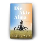 Buchcover: "Die Akte Alma" von Sabine Welk, ROMAN. Frau mit Fahrrad vor blau-orangefarbenem Hintergrund.