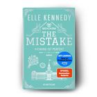 Buchcover: Mintgrün, "Elle Kennedy", "THE MISTAKE", "Niemand ist perfekt", "Roman". Verzierungen und ein Gebäude unten.