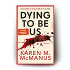 Text: "DYING TO BE US", "Spiegel Bestseller-Autorin", "Karen M. McManus". Rot-weiße Farbspritzer und Silhouetten darunter.