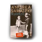 Text: "Andrea Sawatzki Biarritz", "Roman", "Spiegel Bestseller", "Piper". Foto: Zwei unscharfe Personen im Gespräch.