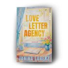"LOVE LETTER AGENCY", darunter "ROMAN". Ein offenes Fenster, Blumen in einer Vase und ein offenes Buch auf dem Tisch.