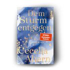 Cover des Buches "Dem Sturm entgegen" von Cecelia Ahern, blauer Aquarellhintergrund, rote Plakette.