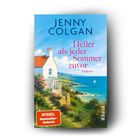 „Jenny Colgan: Heller als jeder Sommer zuvor“. Illustration eines Küstenhauses mit Garten, Meerblick und Segelboot.