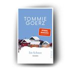 "Tommie Goerz, Im Schnee, Roman, Spiegel Bestseller." Illustration von verschneiten Häusern unter klarem blauen Himmel.