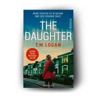 "Deine Tochter ist in Gefahr. Und jede Sekunde zählt." "THE DAUGHTER" von T.M. Logan. Rotes Kleid, Straße, Häuser.