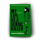 Bucheinband mit dem Text: „My Life as a Serial Killer“ von Joanna Wallace. Eine gezeichnete Frau in Grün hält einen Hammer.