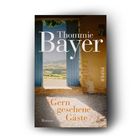 „Thommie Bayer, Gern gesehene Gäste, Piper“. Geöffnetes Tor mit Blick auf eine landschaftliche Szenerie.