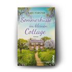 "Sommerküsse im kleinen Cottage" von Kate Forster. Illustration eines Cottages mit Garten, blühenden Bäumen und Wiese.