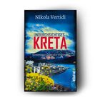 "Undurchsichtiges Kreta" von Nikola Vertidi. Ein Küstenort mit gelben Blumen, blauem Himmel und Bergen im Hintergrund.