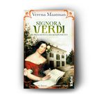 Buchtitel: Signora Verdi. Eine Frau in rotem Kleid sitzt vor einem Gebäude, hält ein aufgeschlagenes Buch.