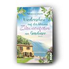 "Wiedersehen auf der kleinen Zitronenfarm am Gardasee" von Rebecca Martin, Roman. 
Ein gelbes Haus vor einem See.
