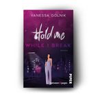 Text: "VANESSA GOLNIK", "Hold me WHILE I BREAK", "ROMAN", "PIPER", "between // pages". Illustration: Frau vor Stadt bei Nacht.