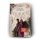 "Vicious Gods: Fluch aus Glut und Asche" von Marina Neumeier. Illustration: Zwei Personen in festlicher Kleidung.