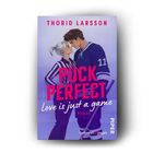 „Puck Perfect. Love is just a game. Roman. Thorid Larsson. Piper.“ Eine Schiedsrichterin und ein Eishockeyspieler sind nah beieinander.