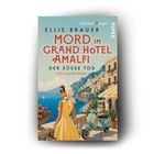 „Mord im Grand Hotel Amalfi“ von Ellie Brauer. Eine Frau vor Küstenlandschaft mit Vespa und Häusern.