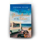"Die kleine Strandküche an der Ostsee" von Catrina Seiler. Ein Foodtruck am Strand, ein Hund, Meer und blauer Himmel.