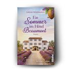 Buchtitel: "Ein Sommer im Hôtel Beaumont". Illustration zeigt ein französisches Landhaus mit Lavendelfeldern im Vordergrund.
