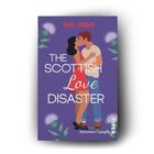 Text: "THE SCOTTISH LOVE DISASTER", "RUBY JORDAN", "between//pages". Illustration: Ein Paar küsst sich, umgeben von Disteln.