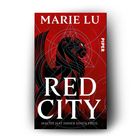 „MARIE LU“, „RED CITY“, „Macht hat immer einen Preis“, „PIPER“; stilisierter Löwe auf rotem Hintergrund.
