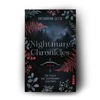 "Nightmare Chronicles", Roman von Katharina Seck. Dunkler Wald, umgeben von roten und blauen Blättern und Beeren, Verlagspiper-Logo.
