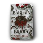 "A BARGAIN SO BLOODY" von Vasilisa Drake. Titel umgeben von roten Rosen und blutähnlichen Tropfen. Verlagsname: Piper.