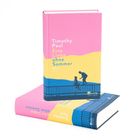 "Timothy Paul. Eine Liebe ohne Sommer. Roman." Illustration: Zwei Personen vor einem Geländer in Rosa, Gelb, Blau.