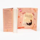 Ein Text erzählt von einem romantischen Moment. Rechts eine Illustration: Frau im Cozy Girl Reading Club. Herbstliche Deko.