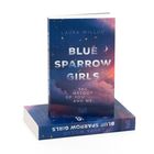Buchcover: "BLUE SPARROW GIRLS" von Laura Willud, Himmel mit Wolken, Mond und Vögeln. Darunter liegt das gleiche Buch.