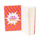 „I'M A STRONG BITCH.” steht auf einem orangenen und pink gestreiften Buchdeckel im Comic-Stil. Buch rechts geöffnet.