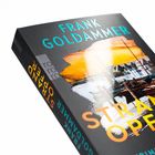 "FRANK GOLDAMMER" in Türkis. "STRANDOPER" in Orange. Ein dramatischer Himmel über einem Hafen im Hintergrund.