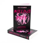 Ein Buchcover mit dem Titel "Willing Prey" von Allie Oleander. Im Hintergrund Waldsilhouette in Rosa und Schwarz.