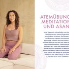 "Atemübungen, Meditationen und Asanas. Frau in lilafarbener Sportkleidung sitzt knieend, lächelt und hat lockiges Haar."