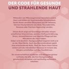 "Die erste Lektion des Immunsystems." "Von der Keimfreiheit zum 'Gärtnern'." "Neue Sicht auf Kosmetik und Hautgesundheit." Rechts oben ein Bild mit einer Hand, die eine Petrischale mit bunten Bakterien hält. Eine Bildunterschrift besagt: "Tausende Mikroorganismen prägen die Vielfalt des Hautmikrobioms."
