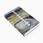 Titel: EXTRAKTION – Über die Grenzen des grünen Kapitalismus. Autorin: Thea Riofrancos. Verlag: Suhrkamp. Luftaufnahme einer Mine.