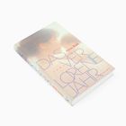 "Das verlorene Jahr" von Anna Kim, Roman. Verlag: Suhrkamp. Verschwommenes Bild von zwei Personen im Hintergrund.