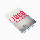 „JUGO ILIJA MATUSKO“ in Rot, „Roman“, „Suhrkamp“ in Blau. Darunter ein Boot auf ruhigem Meer unter grauem Himmel.