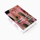 Auf einem Buchcover stehen die Texte: „KEIICHIRO HIRANO“ und „EIN LETZTES MAL MENSCH“. Das Bild zeigt unscharfe rosa Blumen.