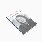 "Annie ERNAUX, Besessenheit, Suhrkamp." Schwarzweiß-Foto einer ernsten Frau auf einem Buchcover.