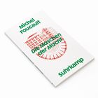 "Michel Foucault, Die Maschen der Macht, Suhrkamp." Illustration eines Gebäudes mit einem kreisförmigen Grundriss.