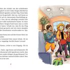 Text erzählt von Sunny, die zur Schule geht. Bunte Illustration: Kinder in einem Flur, fröhlich, mit Taschen und Rucksäcken.
