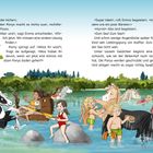 Kinder spielen fröhlich mit Ponys im Wasser, umgeben von Wald und blauem Himmel.