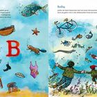 Links: „Blubb“ und ein großer roter Buchstabe B, umgeben von gezeichneten Gegenständen. Rechts: „Ausflug“ mit spielenden Figuren im Wasser.
