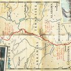 "Mappa del fiume Mississippi" zeigt eine antike Karte mit rotem Pfad und handschriftlichen Notizen. Fotos am Rand daneben.