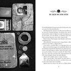 Links befinden sich Gegenstände: eine Flasche, eine Streichholzschachtel, ein Buch mit dem Titel "Five Straws Gathered from Revolutionary Fields", ein Ausweis, Schnur, Münzen und ein Teebeutel. Rechts steht: "Die Sache mit dem Toten". Text beginnt mit "Für die Kakerlaken-Gang begann die Schatzsuche".