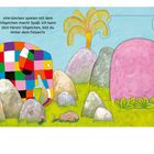 »Verstecken spielen mit dem Vögelchen macht Spaß... Illustration eines bunt karierten Elefanten in einer Felslandschaft.