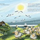 Texte: „Eine steife Brise weht über die Dünen. Möwen jagen über den wolkenverhangenen Himmel.“ Viele Schafe auf grünen Hügeln, Möwen im Himmel, ein Leuchtturm und ein Haus am Meer.